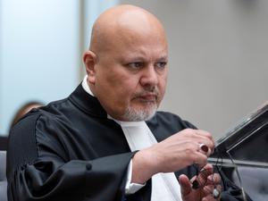 Staatsanwalt Karim Khan, Chefankläger des Internationalen Strafgerichtshofes, sitzt im Gerichtssaal des Weltstrafgerichts. 