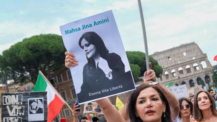 Weltweit gedachten Menschen am 16.09.2023 der ermordeten Jina Mahsa Amini, wie hier in Rom.