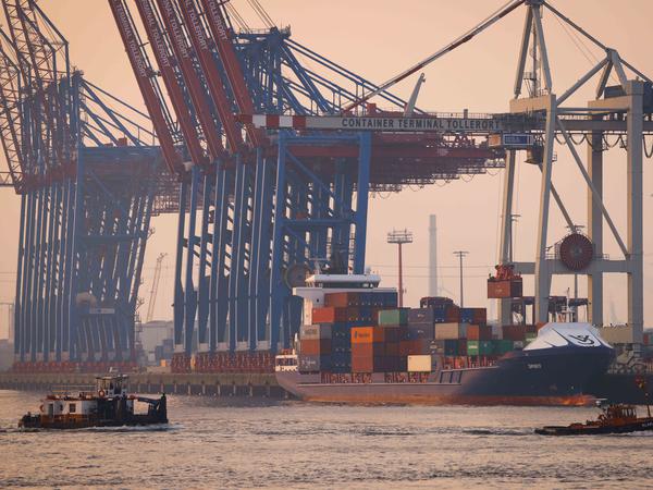Das Containerschiff «Spirit» liegt am Terminal Tollerort der Hamburger Hafen und Logistik AG (HHLA) an.