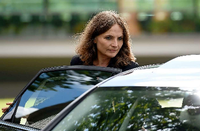 Die Kieler Ex-Ministerin Waltraud Wende ist hinter einer Glasscheibe zu sehen.