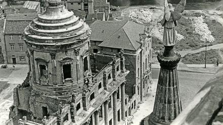 Das zerstörte Alte Rathaus nach der Bombardierung Potsdams. 