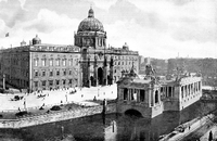 Westfassade mit Eosanderportal und klassizistischer Kuppel, rechts das Kaiser-Wilhelm-Nationaldenkmal, um 1900.