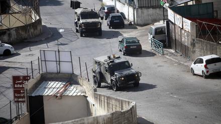 Fahrzeuge des israelischen Militärs regeln den Verkehr im Westjordanland, wo am Morgen zwei bewaffnete Palästinenser erschossen wurden. 