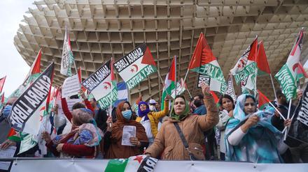 „Freie Sahara - Frieden und Gerechtigkeit“, fordern Frauen bei einer Demonstration, um gegen Spaniens Anerkennung des marokkanischen Autonomieplans zu protestieren. 