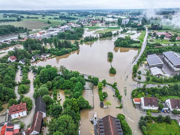 02.06.2024, Bayern, Pfaffenhofen An Der Ilm: Luftbildaufnahmen zeigen die aus den Ufern getretene Ilm. Es ist zu erwarten, dass die Pegelstände weiter steigen werden. Foto: Jason Tschepljakow/dpa +++ dpa-Bildfunk +++