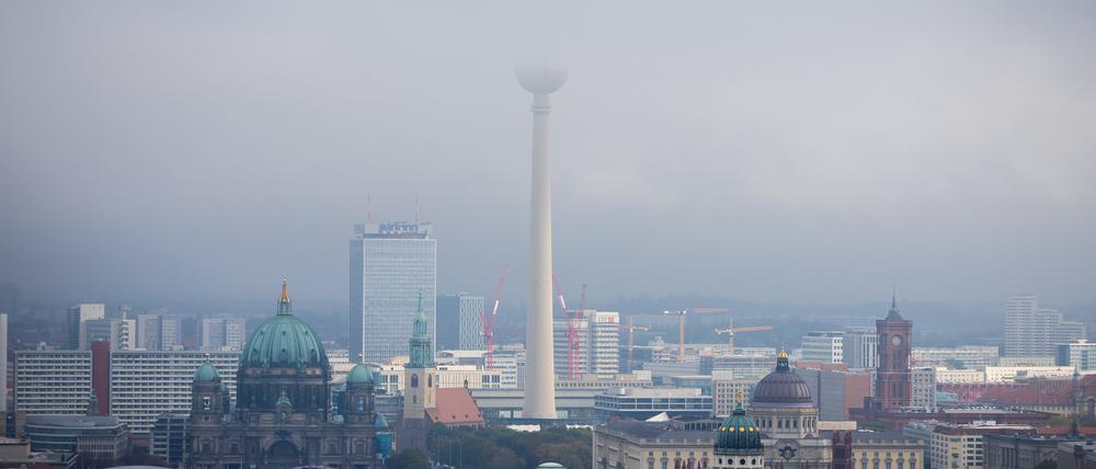 28.10.2023, Berlin: Der Berliner Fernsehturm verschwindet in tief hängenden Wolken. Foto: Christoph Soeder/dpa +++ dpa-Bildfunk +++