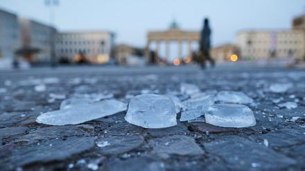 Eisstücke liegen auf dem Pariser Platz vor dem Brandenburger Tor.
