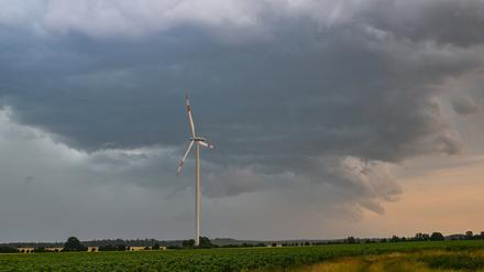 Dunkle Gewitterwolken ziehen über die Landschaft im Osten des Landes Brandenburg. 