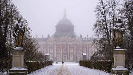 Dunst liegt bei winterlichem Wetter über der Kuppel des Neuen Palais im Park Sanssouci. Zum Dezemberbeginn gibt es in Berlin und Brandenburg weiterhin Frost, Schnee und teilweise Glättegefahr. 