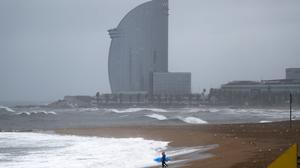 Blick auf den Sturm vor der Küste von Barcelona. Die spanische Mittelmeer-Metropole Barcelona setzt die Kontakte zum israelischen Staat aus - und damit auch die Städtepartnerschaft mit Tel Aviv. 