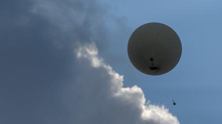 Ein Wetter-Ballon kann bis in 50 Kilometer Höhe fliegen. 