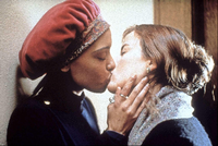 Im Film "When Night Is Falling" verliebt sich die lesbische Petra (Rachael Crawford, li.) in die bis dahin heterosexuelle Camille (Pascale Bussières, re.).