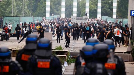 Auseinandersetzungen von Polizisten und Protestierenden in Nanterre