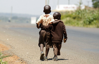 Zwei Jungs auf dem Nachhauseweg von ihrer Schule in Nairobi: Schon bald werden 60 Prozent der Afrikaner unter 25 Jahre alt sein.