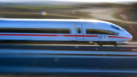 Ein ICE-Sonderzug fährt bei Erfurt über die ICE-Neubaustrecke München - Berlin.