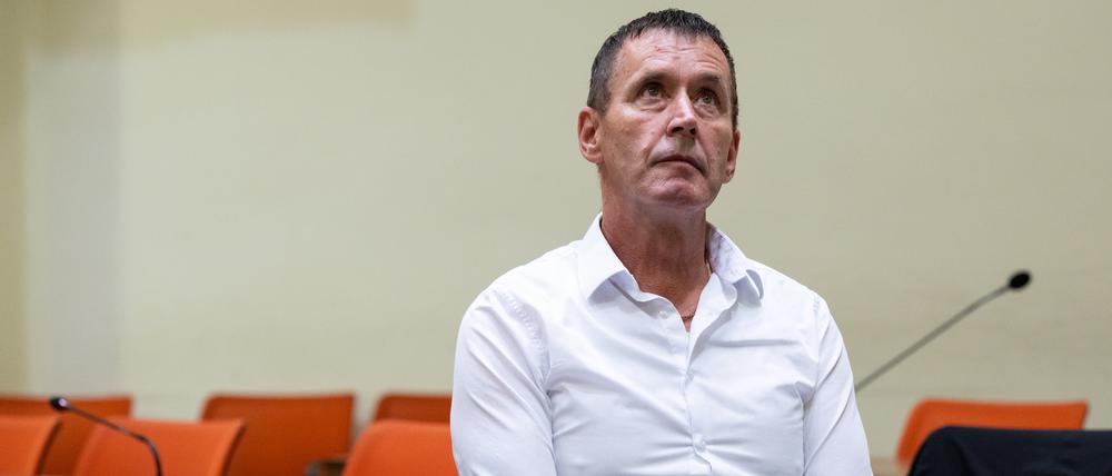 03.07.2023, Bayern, München: Manfred Genditzki sitzt vor Prozessbeginn im Wiederaufnahmeverfahren um den sogenannten Badewannen-Mordfall im Gerichtssaal.