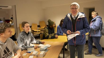 Stephan Bröchler, Landeswahlleiter, holt in einem Wahllokal im Berliner Bezirk Pankow seine Stimmzettel ab. 