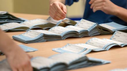 12.02.2023, Berlin: Wahlhelfer zählen nach der wiederholten Wahl die Stimmzettel in einem Wahllokal in der Grundschule am Teutoburger Platz in Prenzlauer Berg.