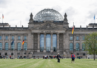 Am 4. Oktober wollen deutsche Künstler auf der Wiese vor dem Reichstag ein Solidaritätskonzert für Flüchtlinge geben - das hält das Grün schon aus.