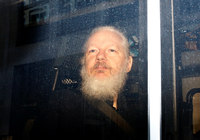 Wikileaks-Gründer Julian Assange nach seiner Festnahme 2019 in einem Polizeiwagen.