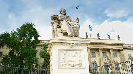 Die Statue Wilhelm von Humboldts thront vor der Humboldt-Universität zu Berlin.