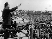 Willy Brandt und Berlin: Das ist eine höchst geschichtsträchtige Beziehung. Wir laden Sie ein auf eine historische Bildertour. Diese Aufnahme zeigt Brandt bei einer Kundgebung des DGB am 1. Mai 1962 auf dem Platz der Republik vor dem Reichstagsgebäude.