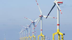 Windkrafträder im Baufeld des Offshore-Windenergieparks „Bard Offshore 1“, ungefähr 100 Kilometer vor der ostfriesischen Insel Borkum (Niedersachsen).