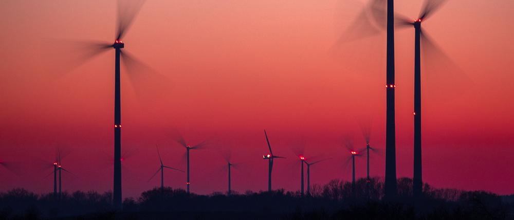Die Rotoren von Windkraftanlagen bei Bützow in Mecklenburg-Vorpommern.