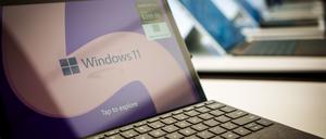 Das Logo von Windows 11 von Microsoft, aufgenommen im Shop an der 5th Avenue in Manhatten. Microsoft wird von kommender Woche an seinen KI-Assistenten Copilot in das Betriebssystem Windows bringen. 
