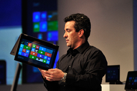 Microsoft-Manager Mike Angiulo demonstrierte am Mittwoch in Barcelona den Einsatz von Windows 8 auf einem Tablet-System.