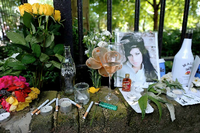 Sie wurde nur 27 Jahre jung: Am Samstag meldeten britische Medien den überraschenden Tot der Soul-Sängerin Amy Winehouse. "Überraschend? - Wohl kaum!" sagen manche. Winehouse war bekannt für ihre Drogen- und Alkoholexzesse. Ihr Schicksal ist kein Einzelfall: Erstaunlich viele große Musiker verstarben im Alter von 27 Jahren.