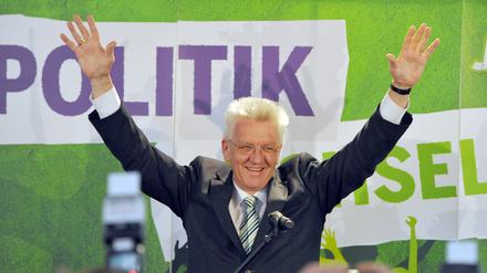 Der Spitzenkandidat der Grünen, Winfried Kretschmann winkt bei der Landtagswahl 2011 in Stuttgart den Parteianhängern zu. 