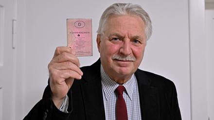 „Rosa Lappen“: Wilfried Neumann aus Potsdam will seinen 1992 ausgestellten Führerschein endlich umtauschen.