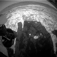 Selfie eines Roboters aus dem Universum: Der Forschungsroboter "Curiosity" grüßt im Stile einer Winkekatze vom Mars.