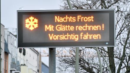„Nachts Frost - Mit Glätte rechnen! - Vorsichtig fahren“ steht auf einer Info-Tafel. 
