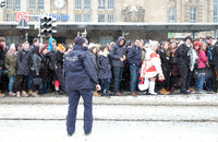 Eine Polizistin versucht den Andrang an einer Haltestelle vor dem Hauptbahnhof zu regeln.