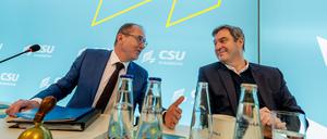 Markus Söder (r, CSU), Ministerpräsident von Bayern und CSU-Vorsitzender, und Alexander Dobrindt, CSU-Landesgruppenchef, sitzen zum Auftakt der Winterklausur der CSU im Bundestag auf ihrem Platz im Sitzungssaal.