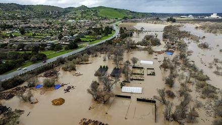 Hochwasser bedeckt ein Grundstück entlang der River Road in Monterey County, Kalifornien, als der Salinas River über die Ufer tritt.