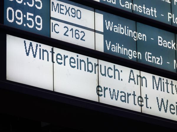 Eine Anzeige weist im Hauptbahnhof Stuttgart auf den Wintereinbruch hin.