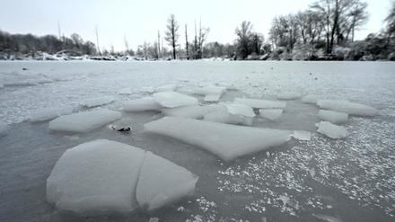 Ein zugefrorener See (Symbolbild).