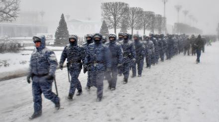 04.12.2023, Russland, Moskau: Soldaten der russischen Nationalgarde gehen bei starkem Schneefall durch die „VDNKh“, eine Ausstellung der Errungenschaften der Volkswirtschaft.