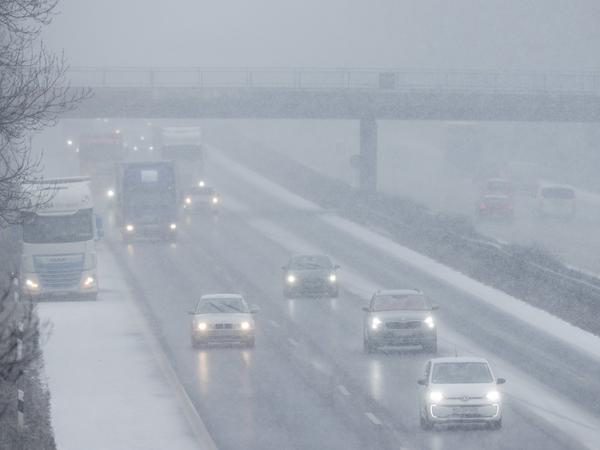 Im dichten Schneetreiben fahren Autos und Lkw bei Köln über die A4 in Richtung Aachen.