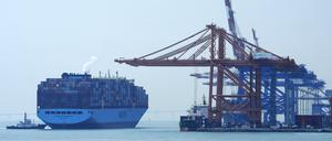 Ein Containerschiff beim Anlegen in einem Hafen in Xiamen in der südostchinesischen Provinz Fujian.