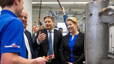 Robert Habeck (Grüne, Bildmitte) besuchte mit Kai Wegner (CDU) und Franziska Giffey (SPD) am Montag ein Ausbildungszentrum der Heizungsinnung in Berlin-Mitte.