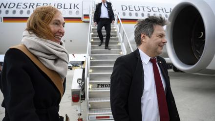 Emily Haber, deutsche Botschafterin in den USA, begrüßt Habeck am Flughafen Dulles.