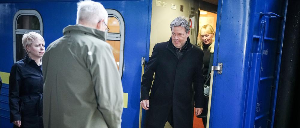 Bundeswirtschaftsminister Robert Habeck steigt im Bahnhof von Kiew aus dem Nachtzug.