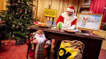 Der Weihnachtsmann sitzt in der Weihnachtspostfiliale im nördlichen Brandenburg und beantwortet Briefe von Kindern.