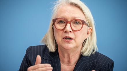 Monika Schnitzer, Vorsitzende des Sachverständigenrats, nimmt an der Vorstellung das Jahresgutachten 2022/2023 zur Begutachtung der gesamtwirtschaftlichen Entwicklung Teil. 