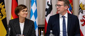 Bettina Stark-Watzinger (FDP), Bundesministerin für Bildung und Forschung, und Markus Blume (CSU), Wissenschaftsminister von Bayern, nehmen nach einer gemeinsamen Wissenschaftskonferenz von Bund und Ländern (GWK) an einer Pressekonferenz teil. 