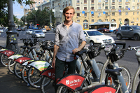 Wladimir Kumow, einer der Organisatoren der Fahrrad-Paraden in Moskau, posiert am 10.08.2015 vor einer Station für öffentliche Leihfahrräder in Moskau.